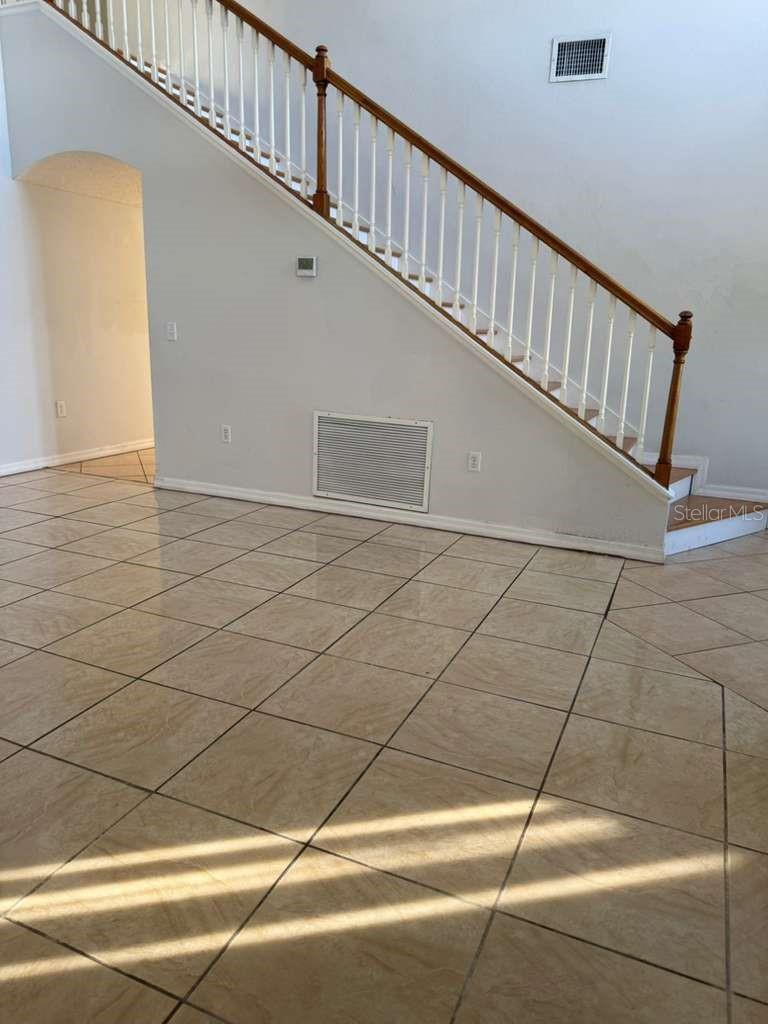 Image 7 of 26 For 401 Bloomfield Drive