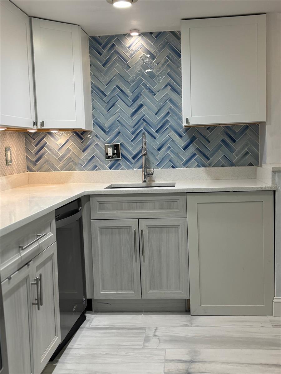 Listing photo id 8 for 4800 Ocean Beach Boulevard 226