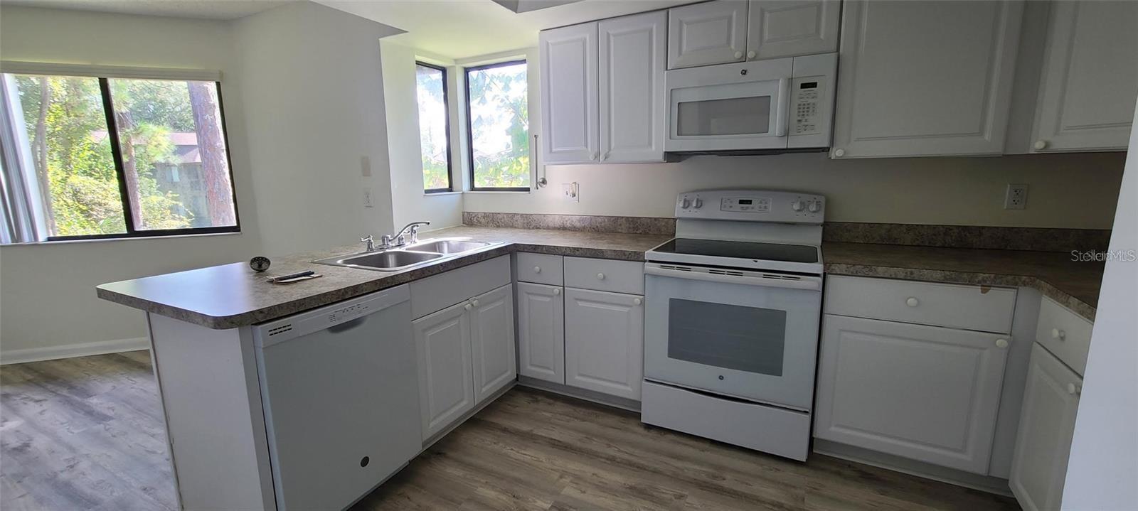 Image 2 of 16 For 22 Oxford Lane 22