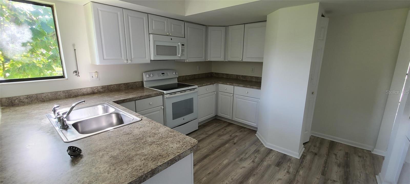 Image 6 of 16 For 22 Oxford Lane 22