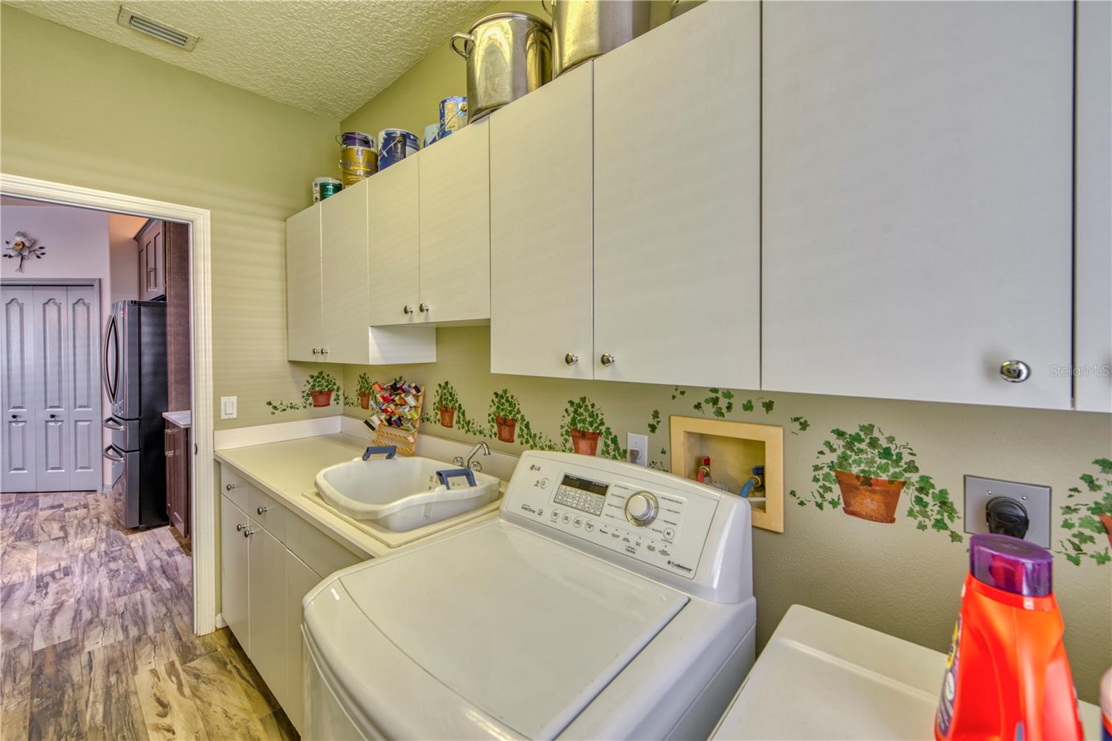 Image 31 of 44 For 2 Waves Place