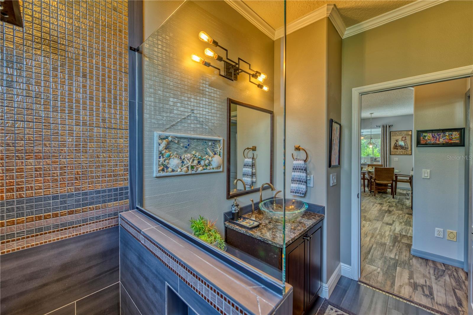 Image 36 of 44 For 2 Waves Place