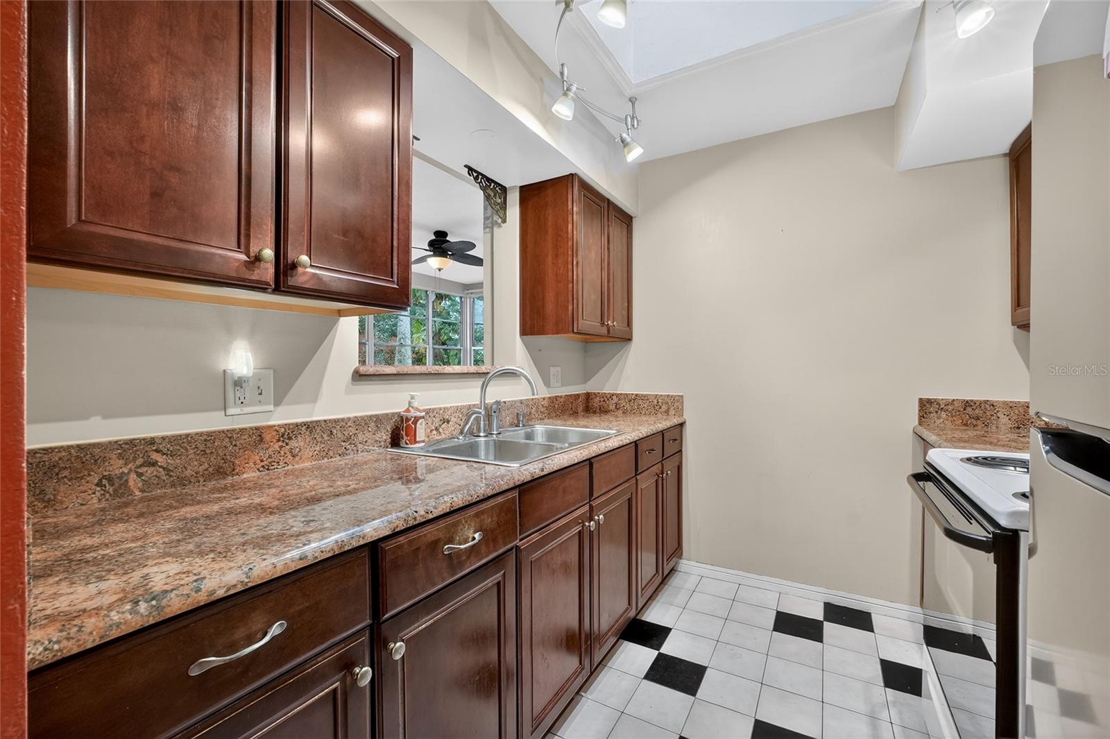 Image 11 of 41 For 211 Lynnhurst Drive