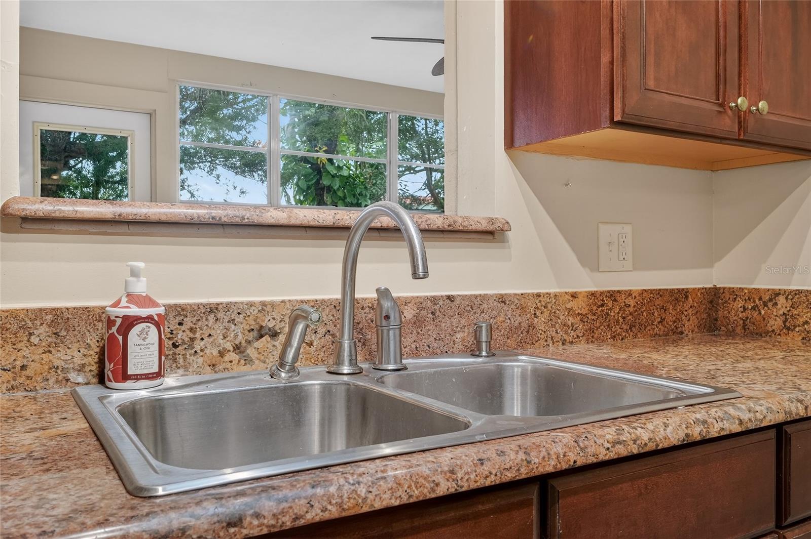 Image 12 of 41 For 211 Lynnhurst Drive