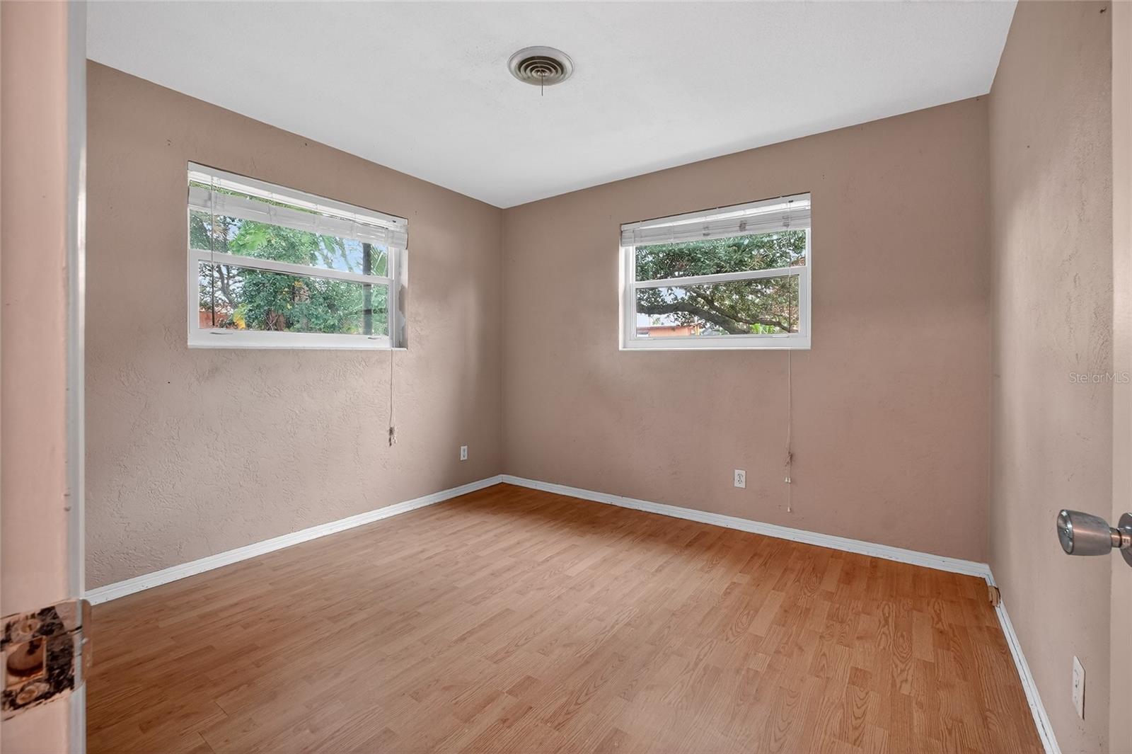 Image 15 of 41 For 211 Lynnhurst Drive