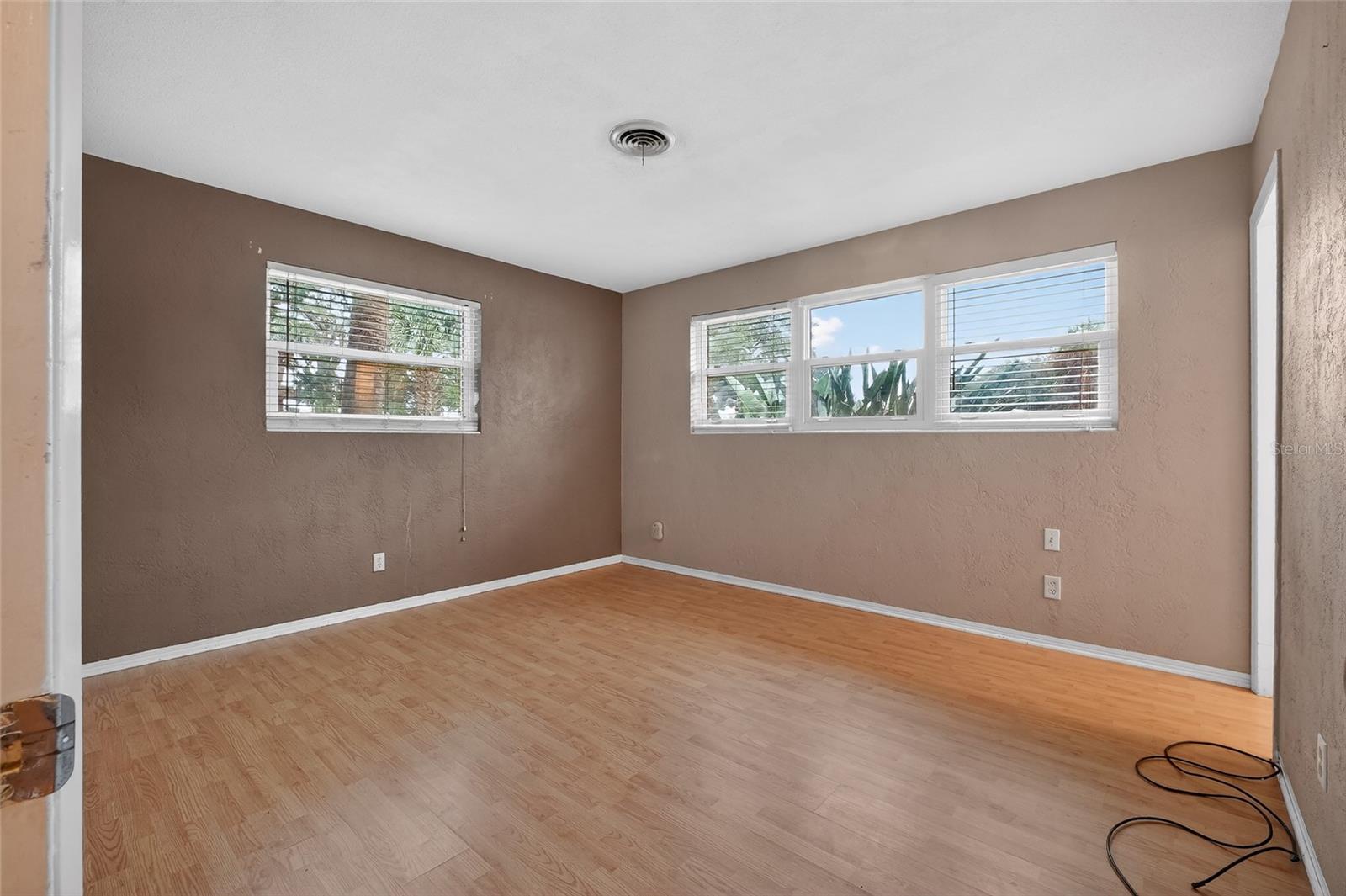 Image 20 of 41 For 211 Lynnhurst Drive