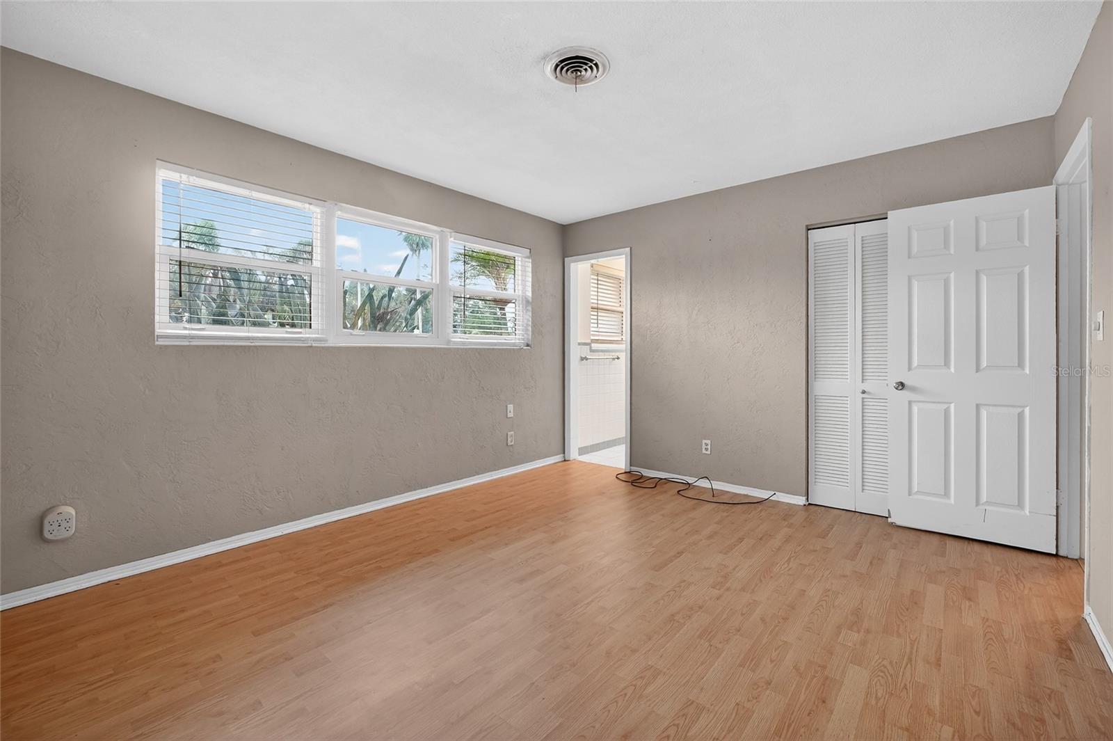 Image 21 of 41 For 211 Lynnhurst Drive