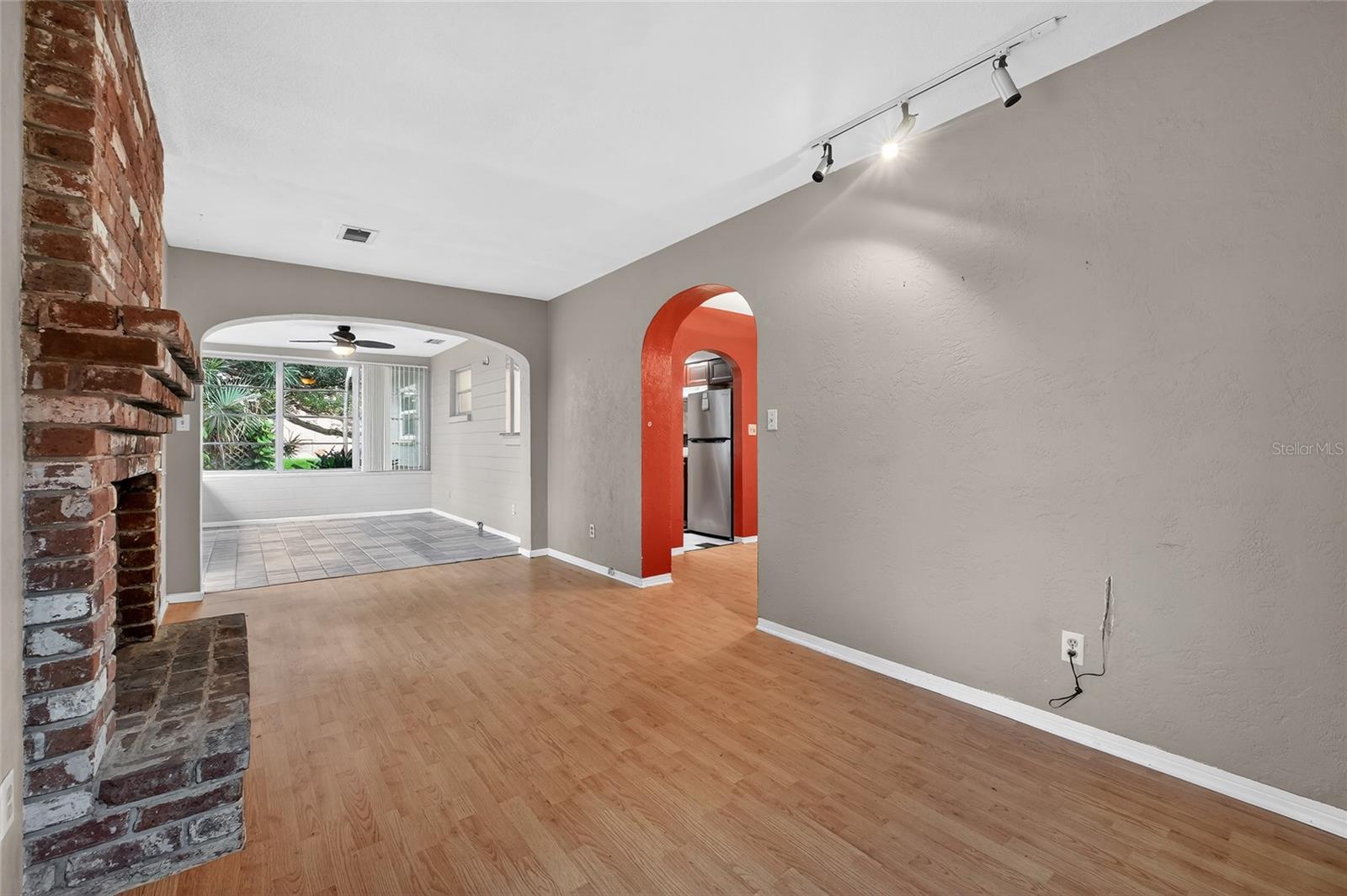 Image 25 of 41 For 211 Lynnhurst Drive