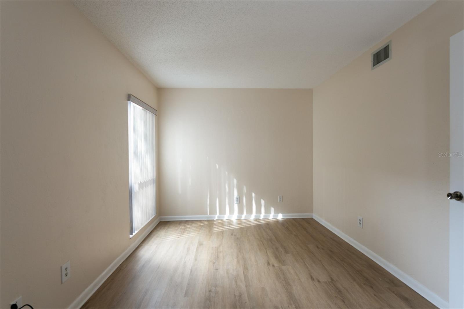 Image 29 of 48 For 17 Sherbury Court 17