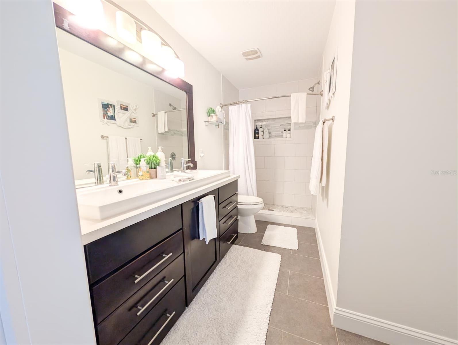 Image 13 of 32 For 10200 Belle Rive Boulevard 241