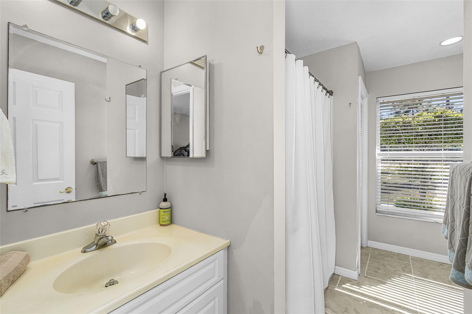 Image 17 of 33 For 2721 18th Avenue Ne