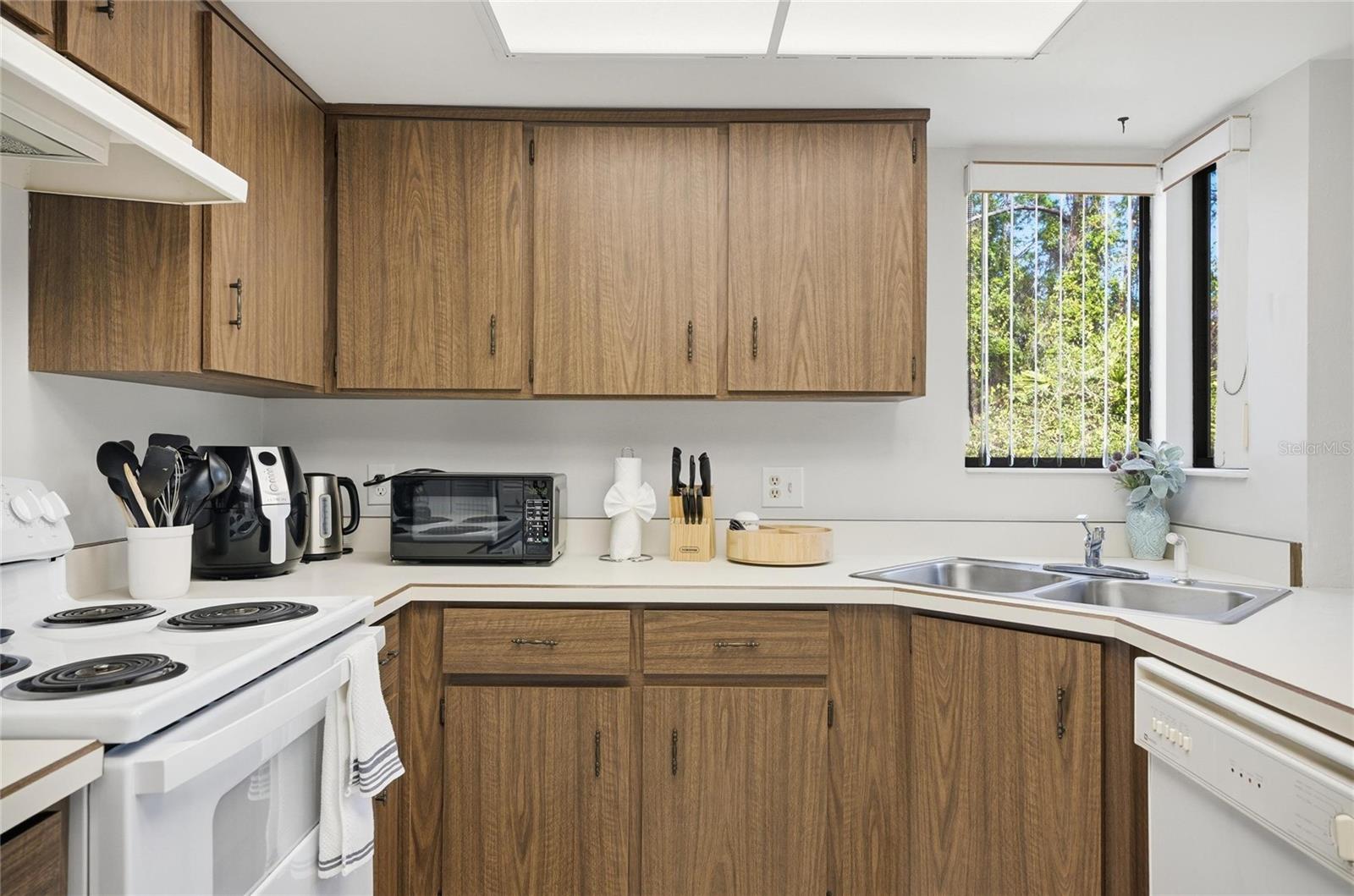 Image 18 of 74 For 31 Oxford Lane