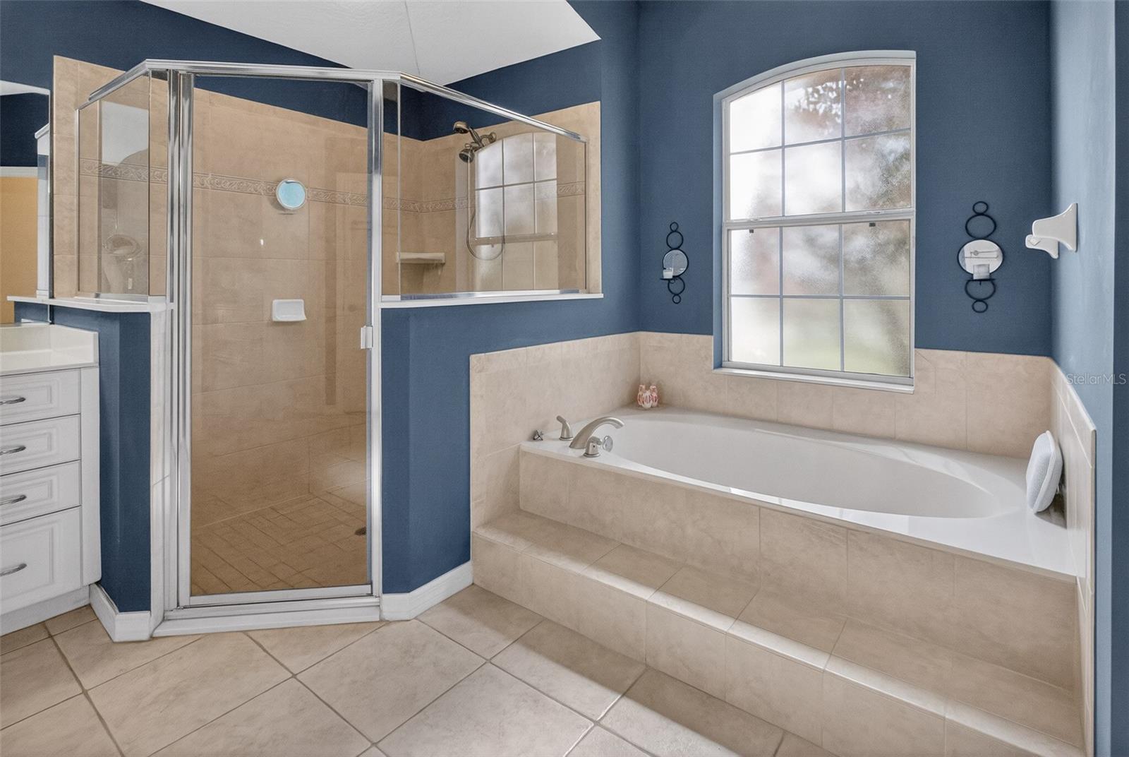 Image 22 of 50 For 18 Lewiston Court