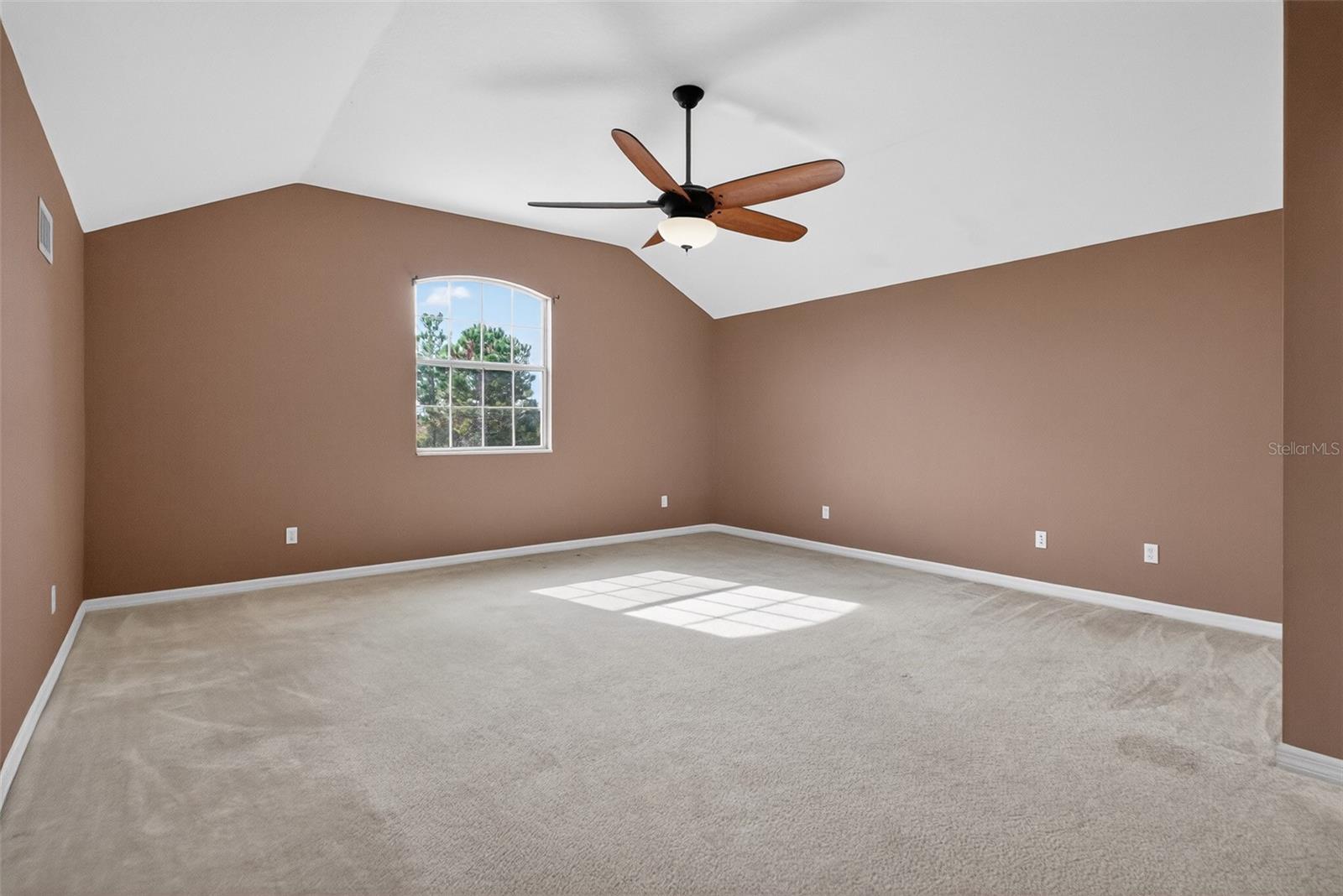 Image 24 of 50 For 18 Lewiston Court