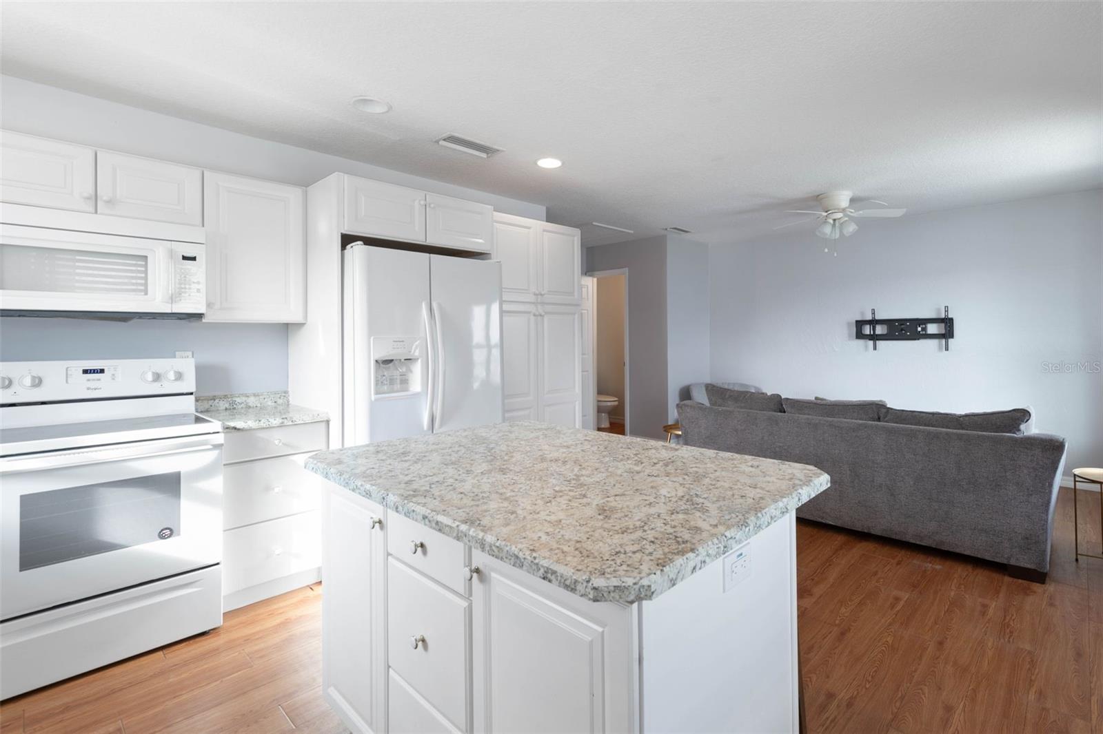 Image 6 of 40 For 601 Central Avenue A