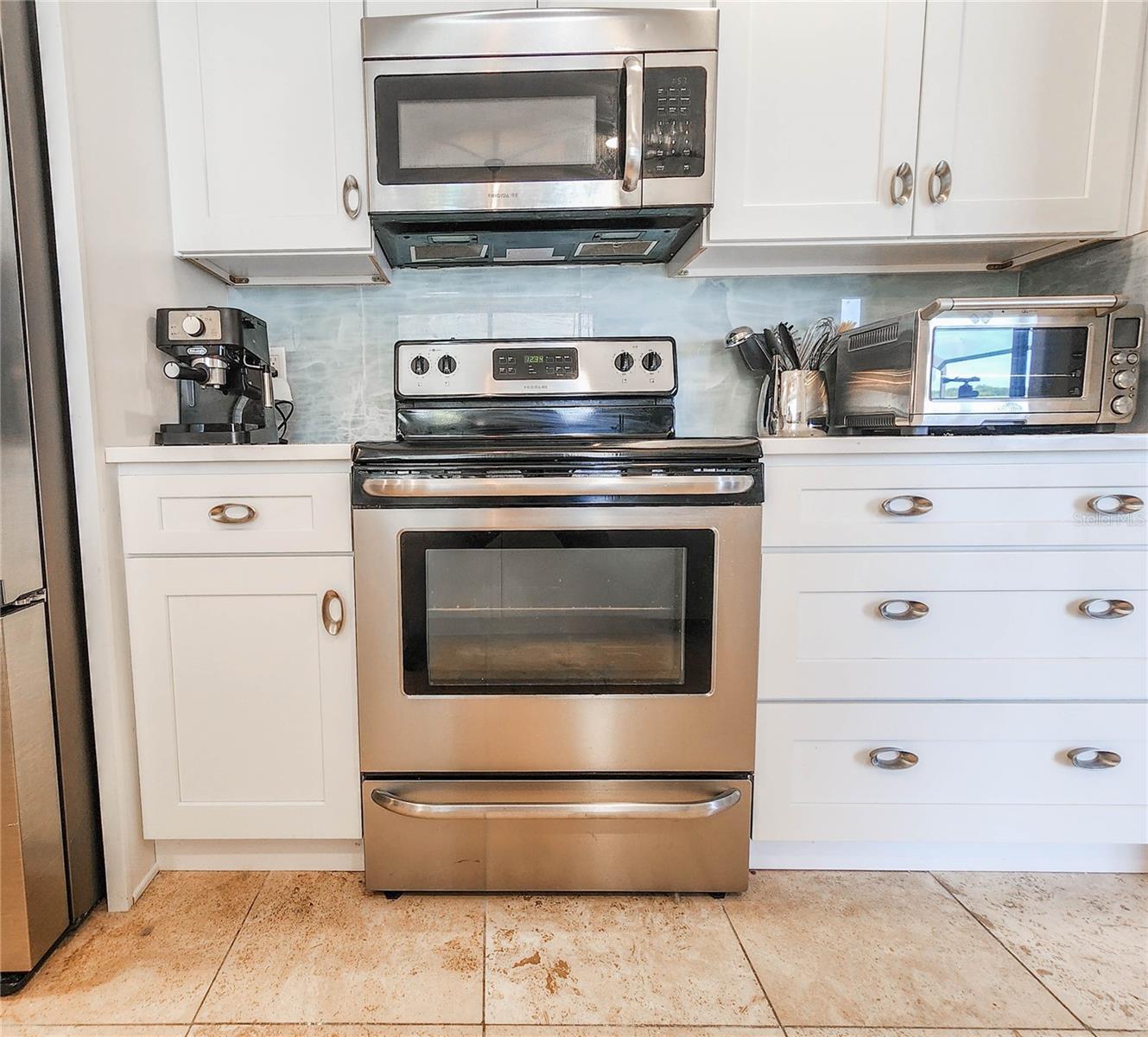 Image 17 of 71 For 24 Claridge Court S