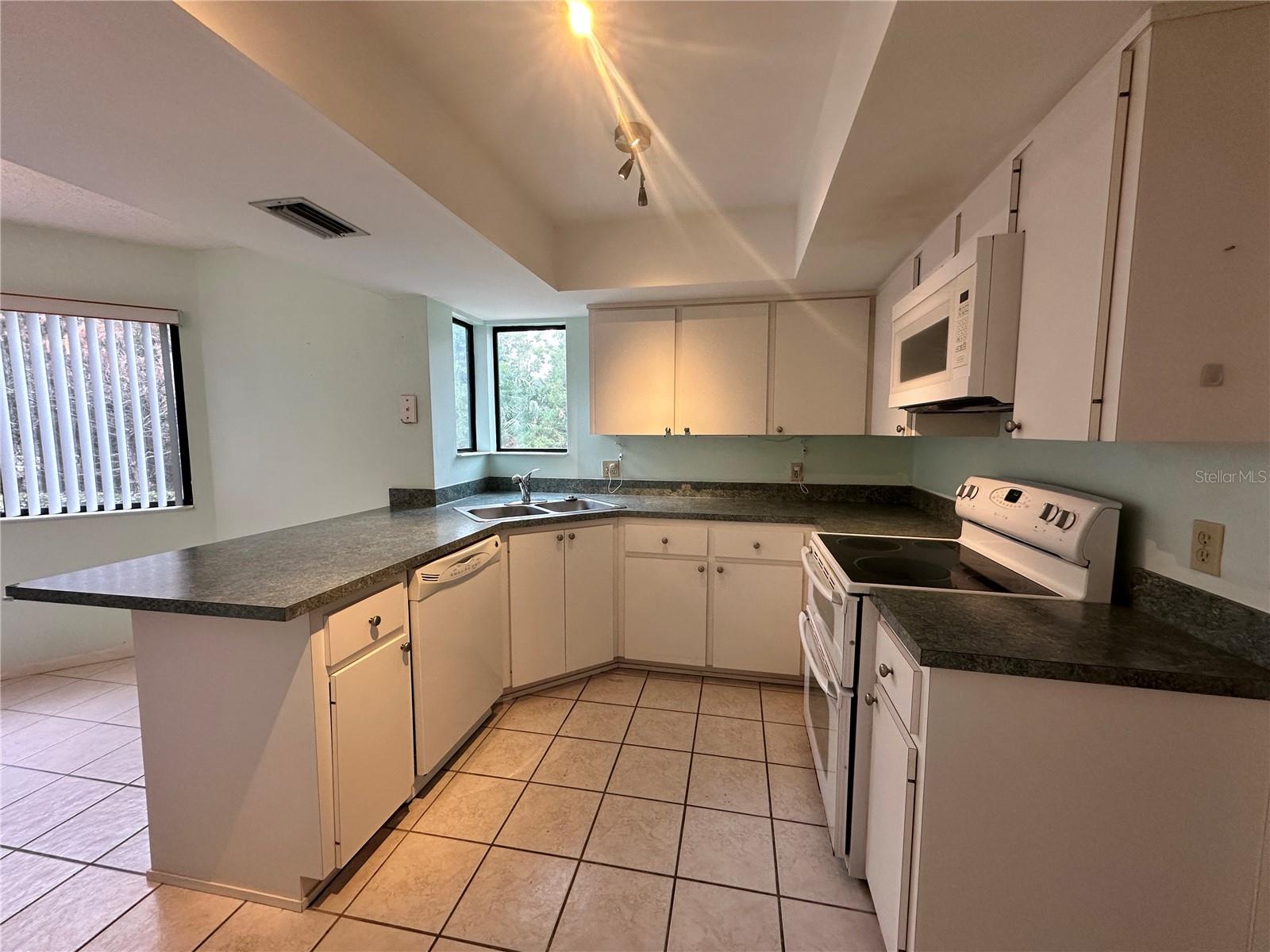 Image 7 of 28 For 13 Surrey Court 13