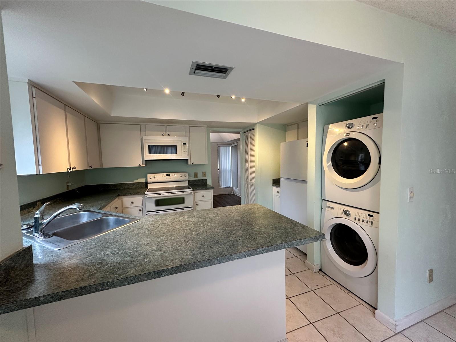 Image 8 of 28 For 13 Surrey Court 13