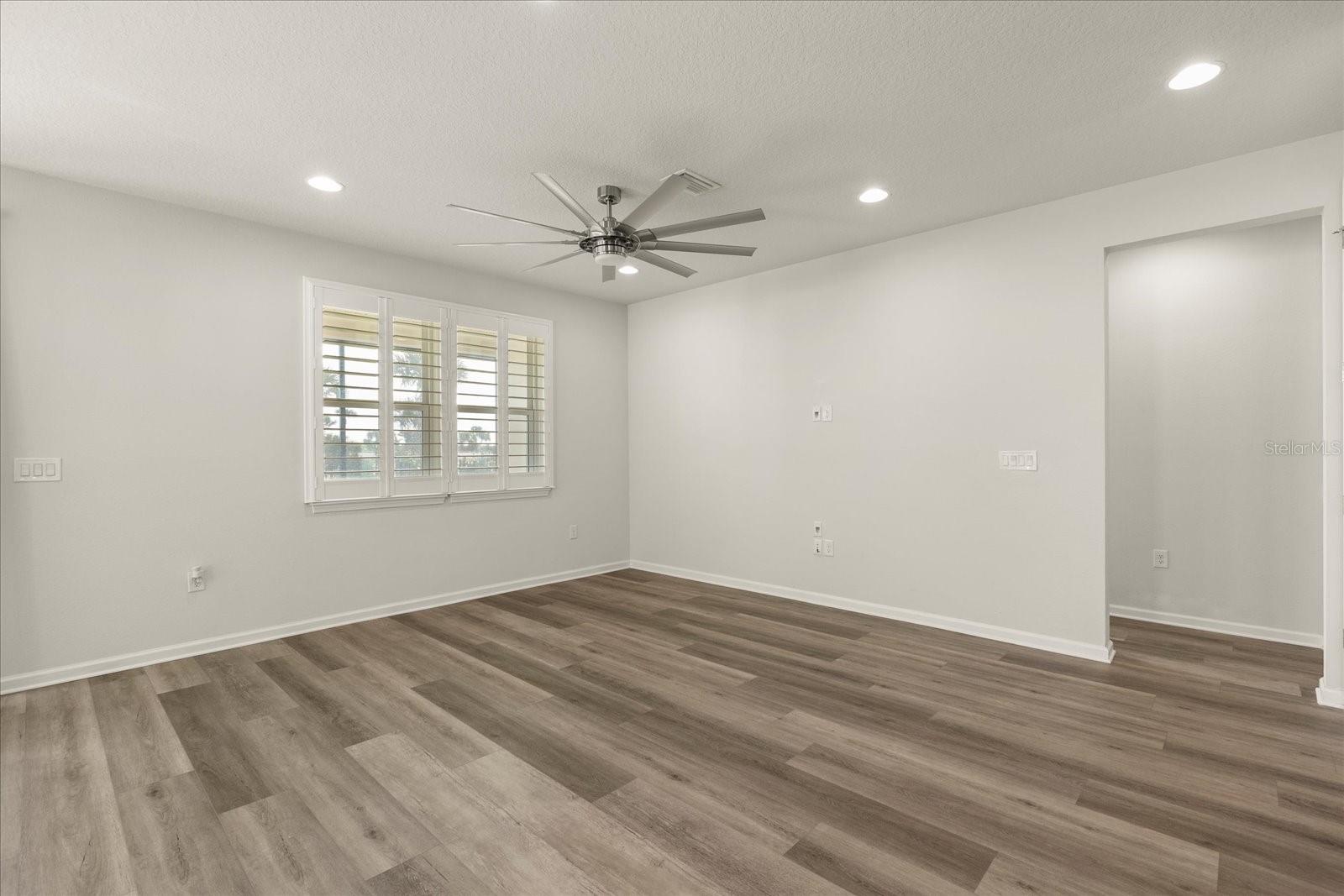 Image 11 of 41 For 22 Los Lagos Boulevard