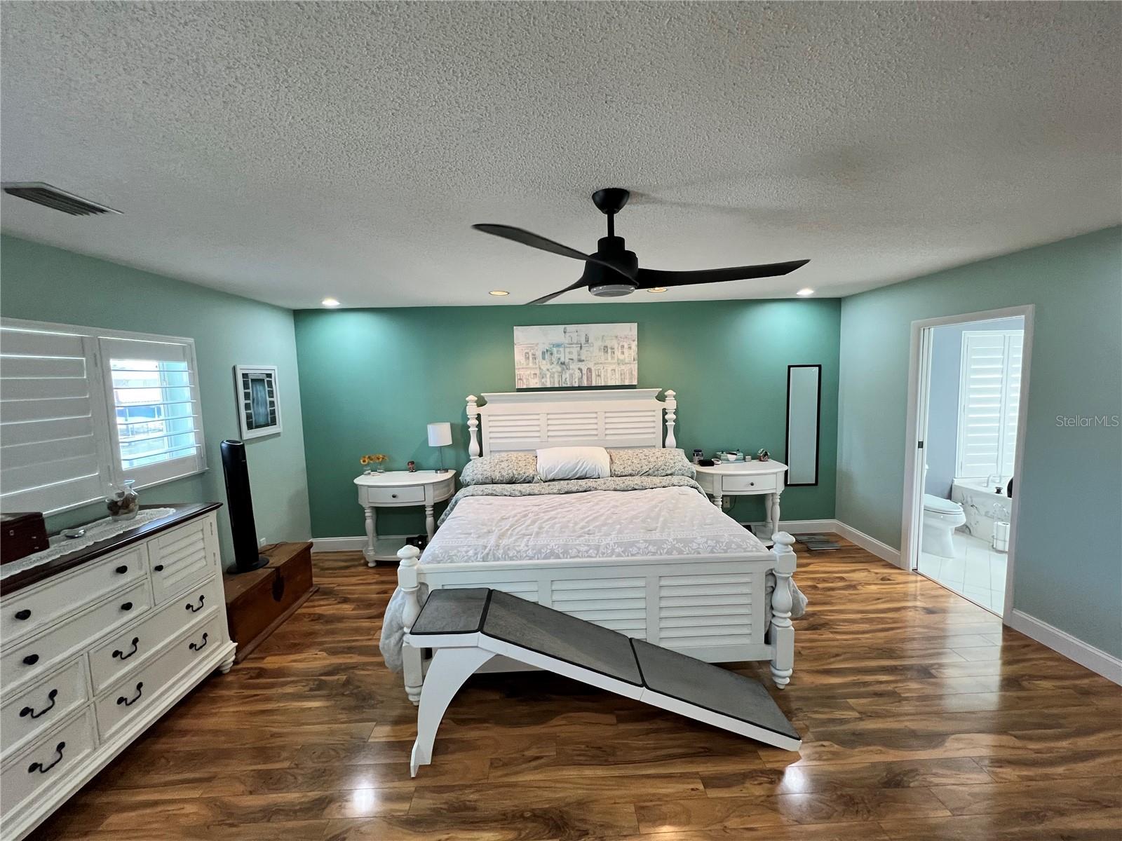 Image 20 of 30 For 1 Cloverdale Court S