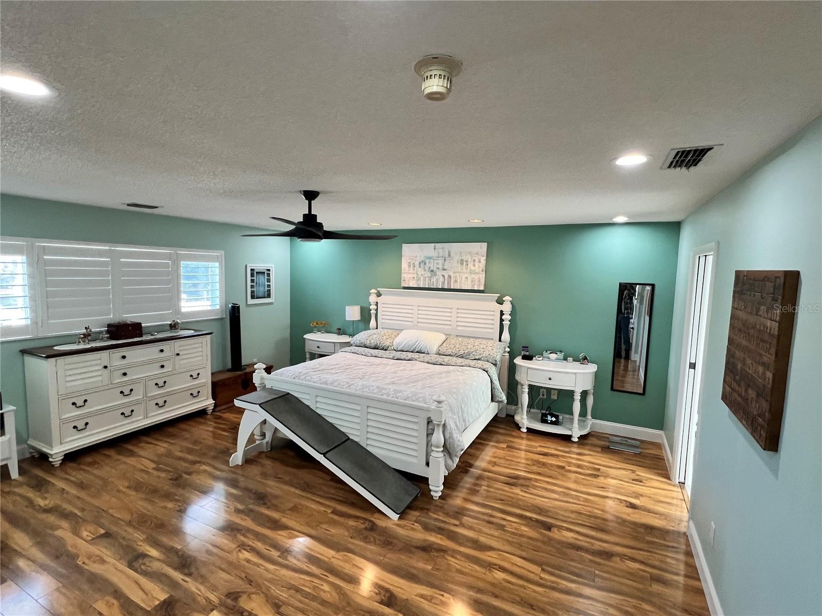 Image 21 of 30 For 1 Cloverdale Court S