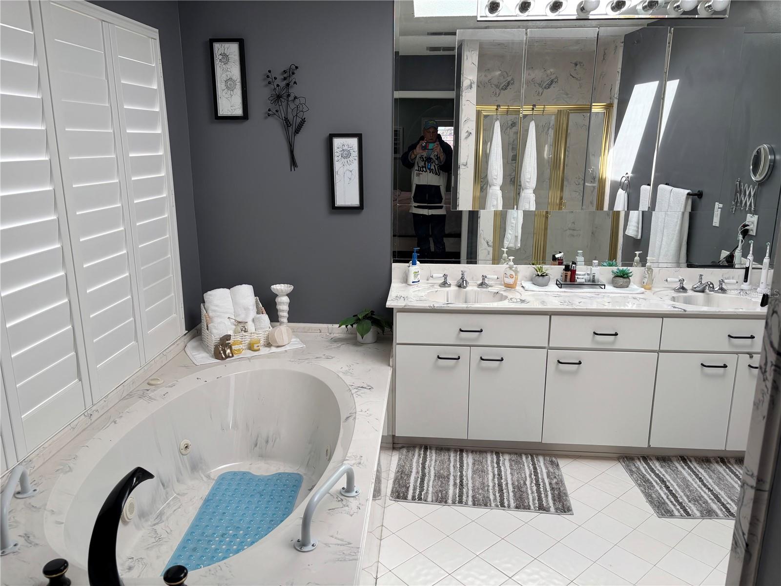 Image 22 of 30 For 1 Cloverdale Court S