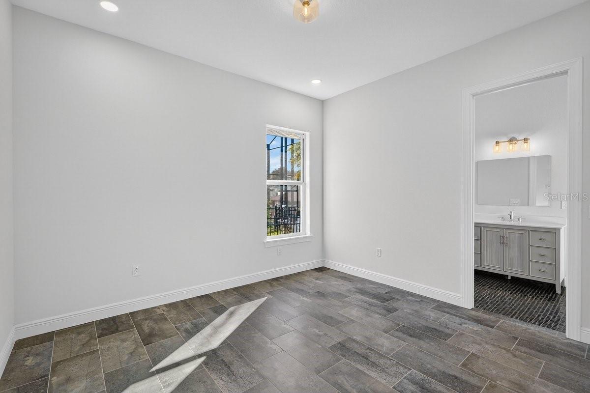 Image 33 of 72 For 7 Crandon Court