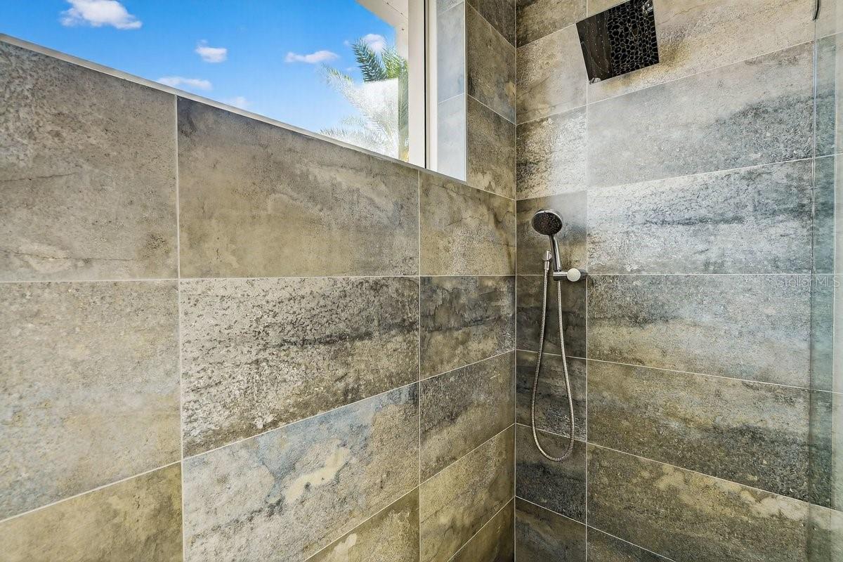 Image 38 of 72 For 7 Crandon Court