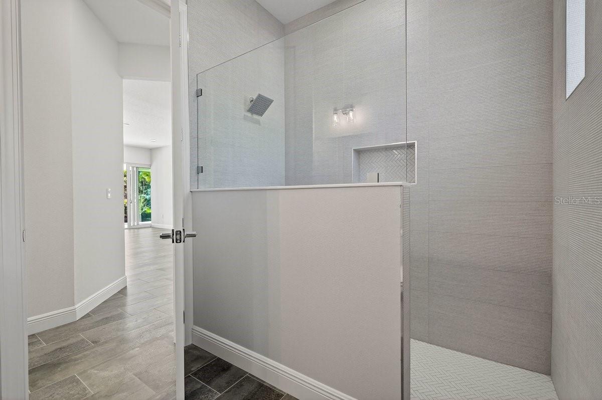 Image 40 of 72 For 7 Crandon Court