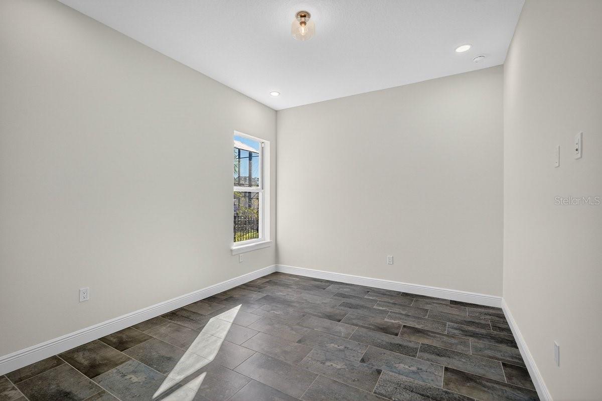 Image 43 of 72 For 7 Crandon Court