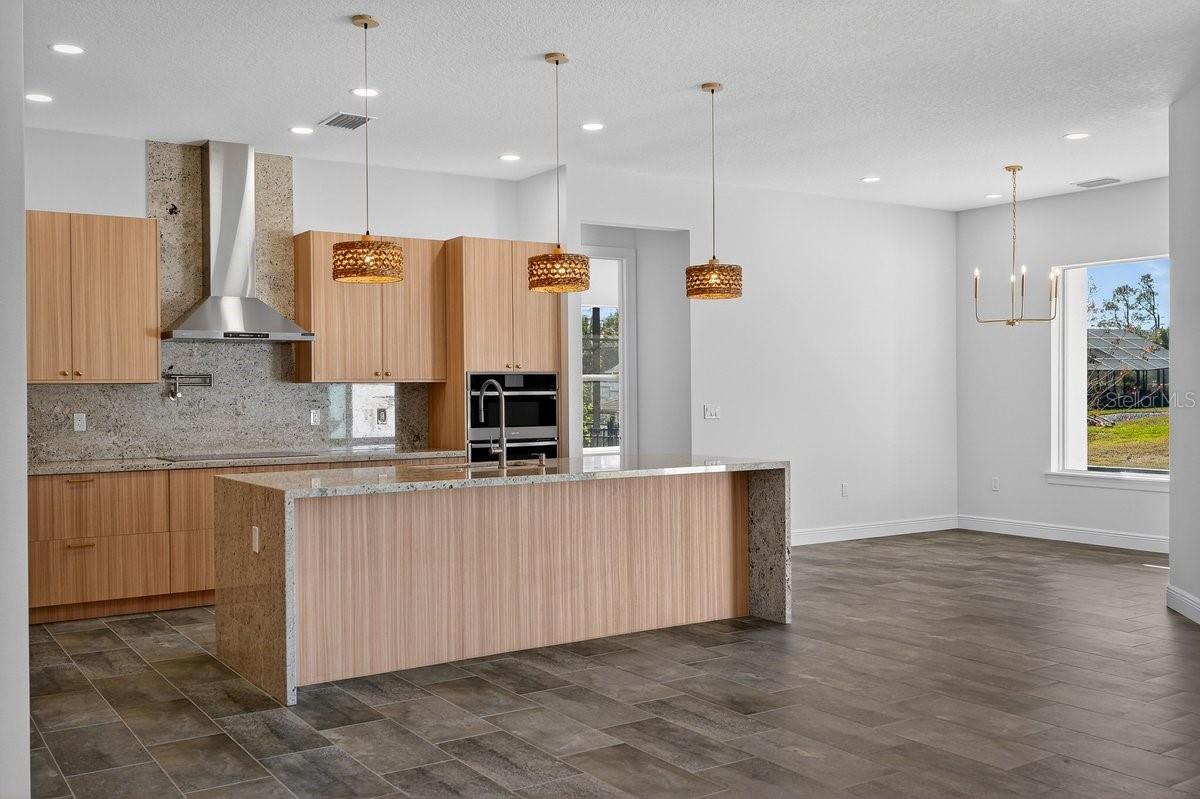 Image 7 of 72 For 7 Crandon Court