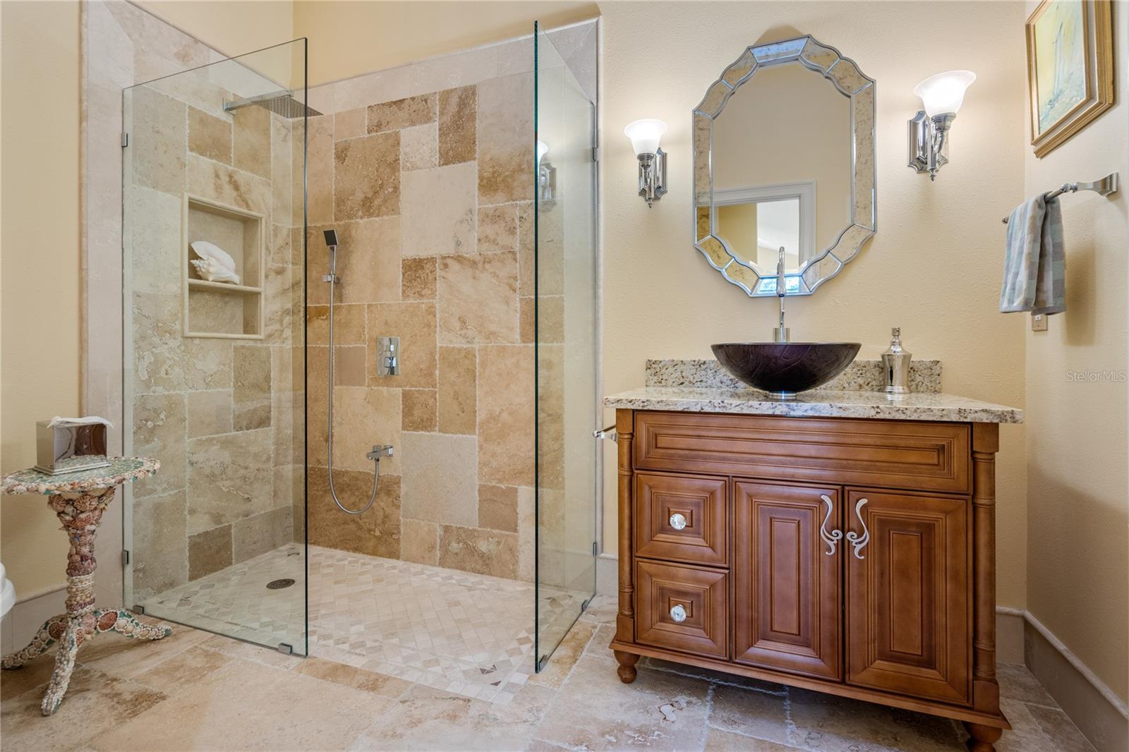 Image 24 of 53 For 8 Rue Renoir