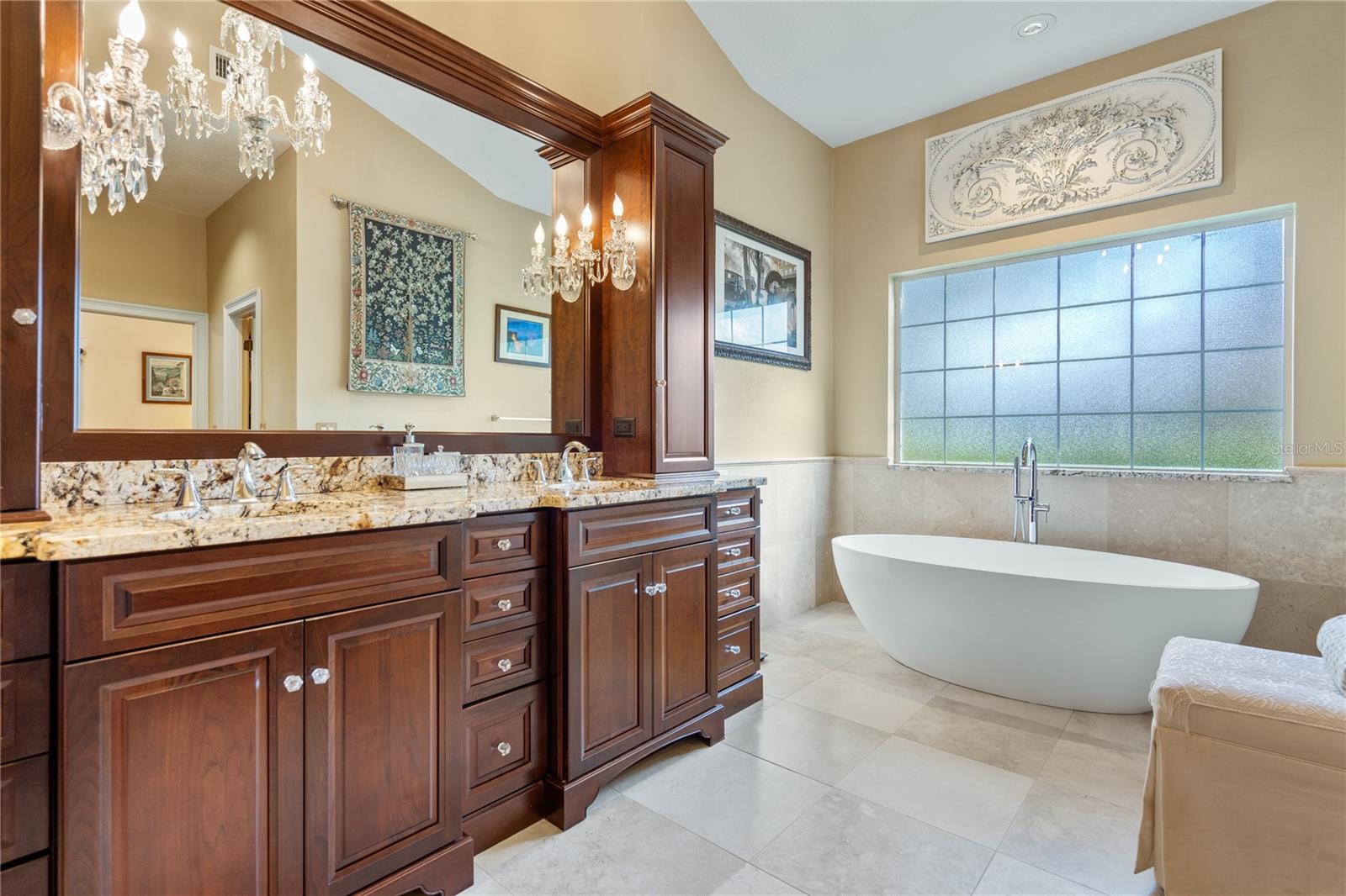 Image 31 of 53 For 8 Rue Renoir