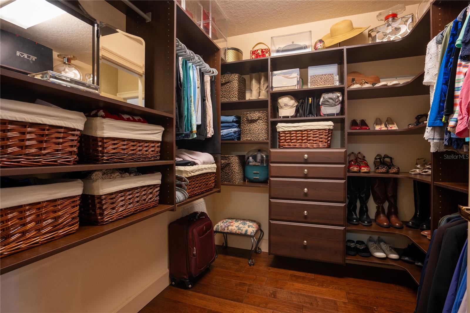 Image 32 of 53 For 8 Rue Renoir