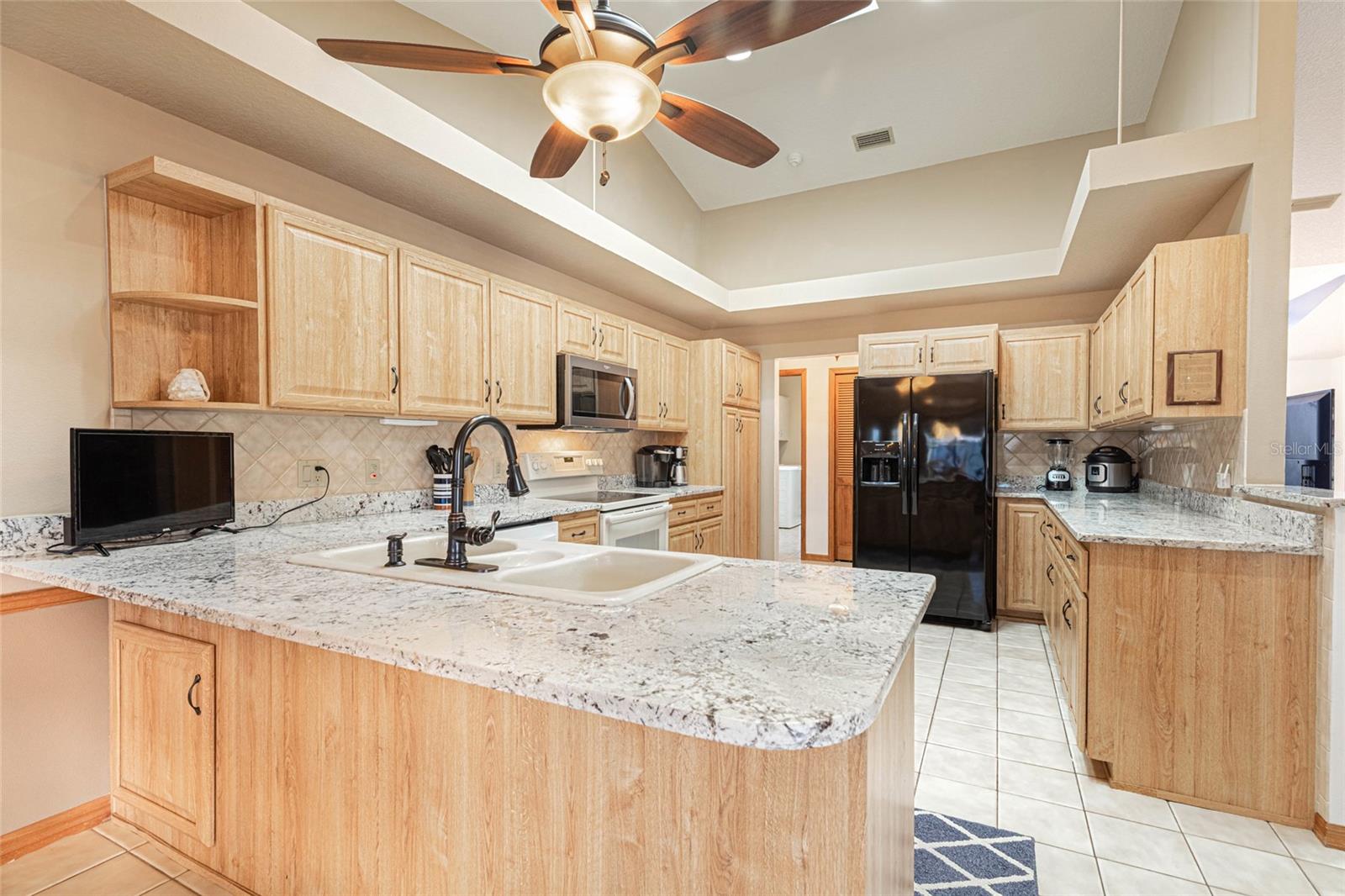 Listing photo id 8 for 27 Cherrytree Court