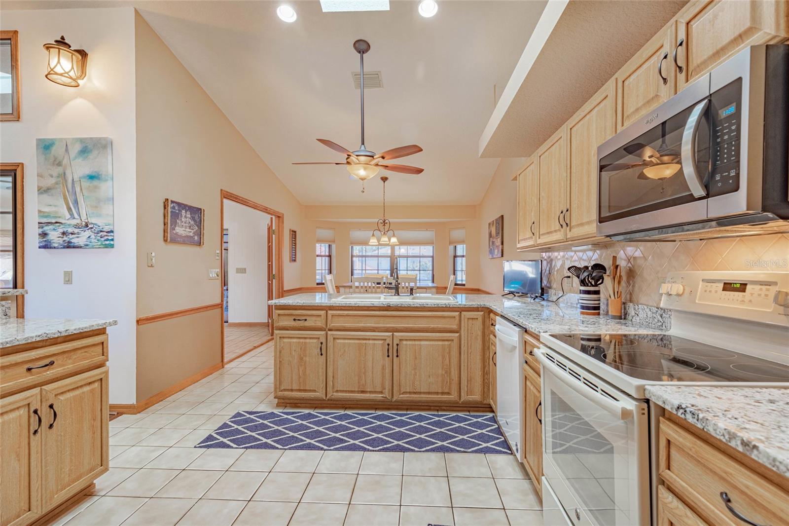 Listing photo id 9 for 27 Cherrytree Court