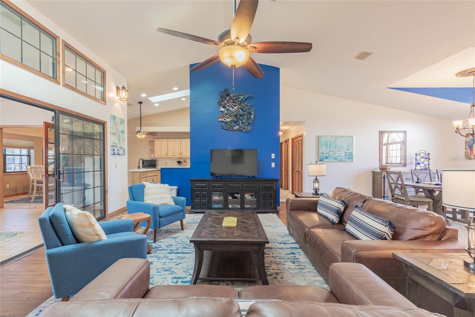 Listing photo id 12 for 27 Cherrytree Court