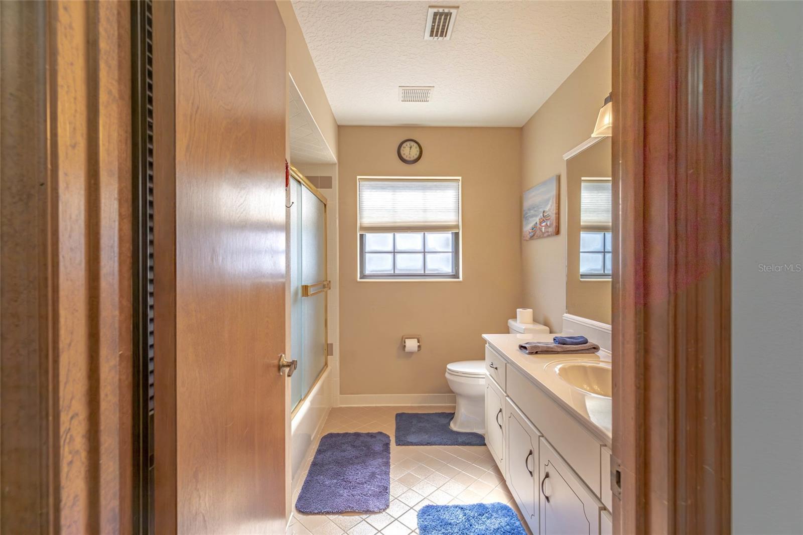 Listing photo id 13 for 27 Cherrytree Court