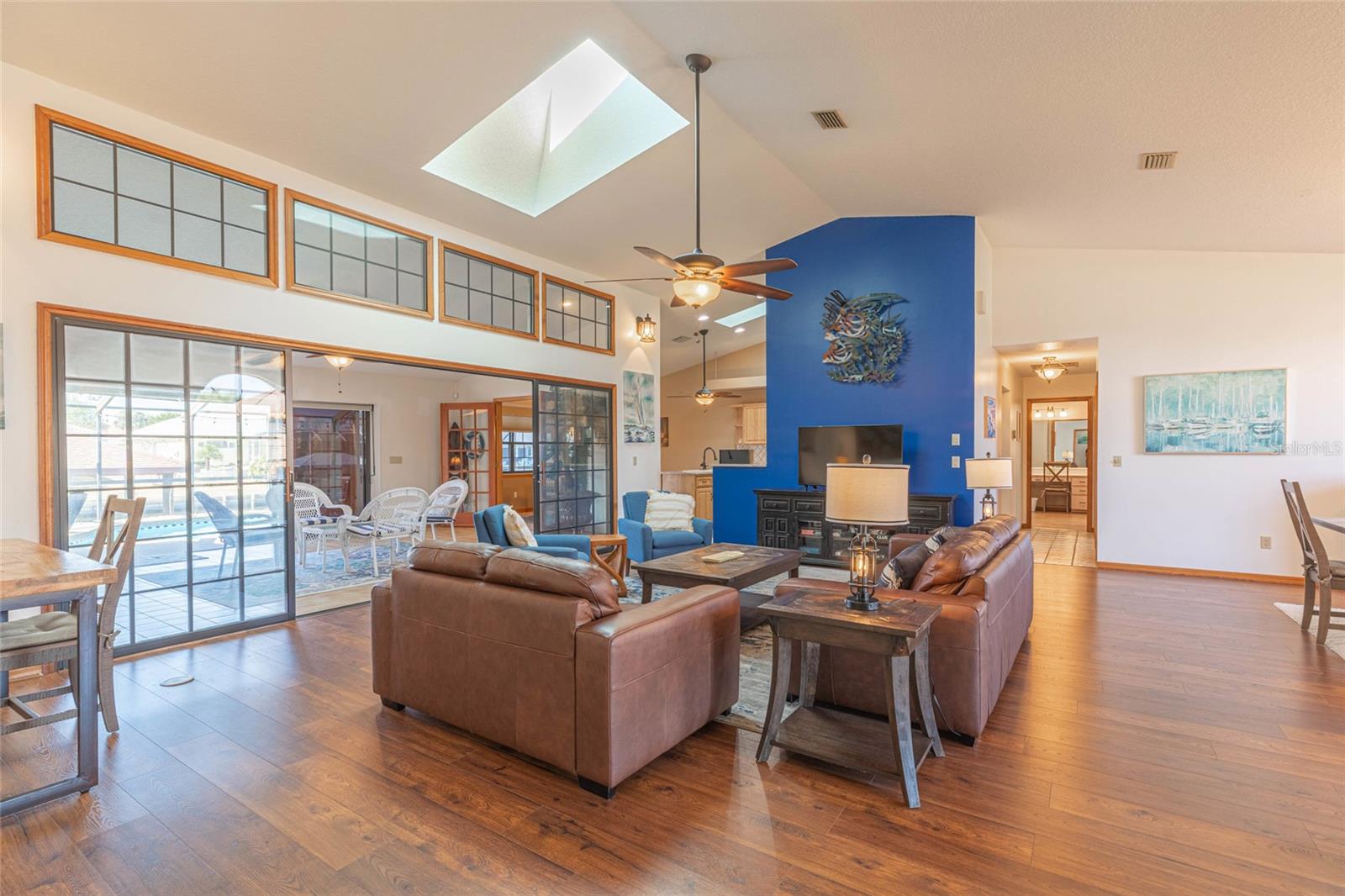 Listing photo id 1 for 27 Cherrytree Court