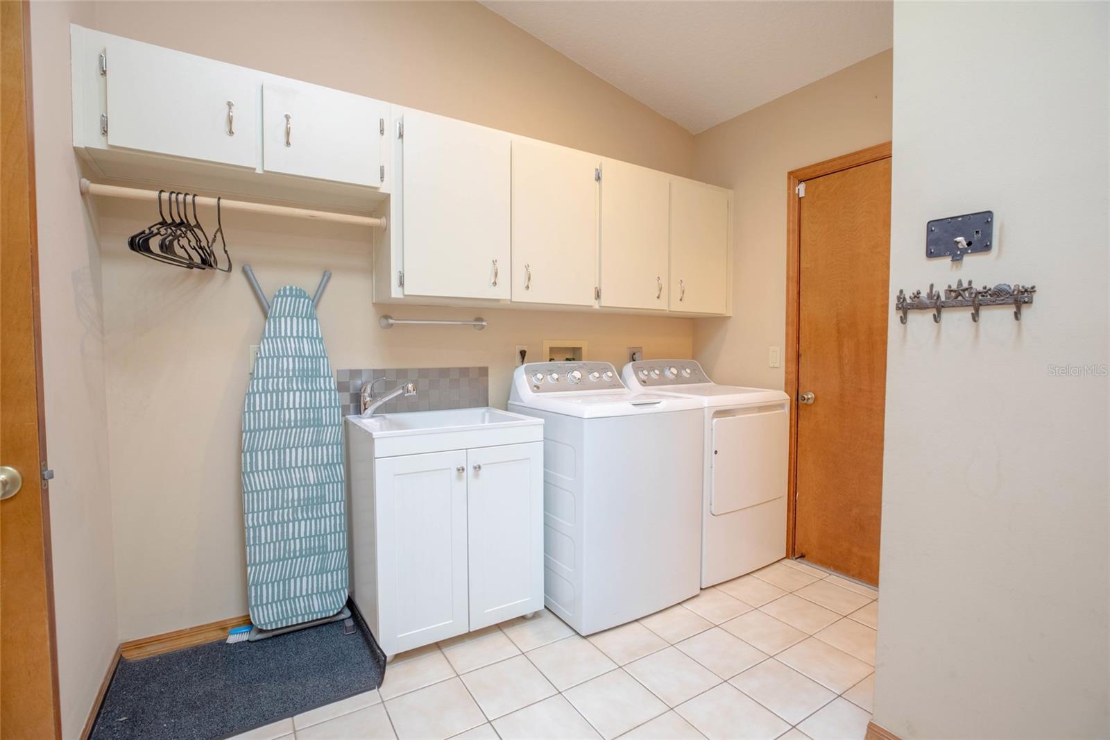 Listing photo id 37 for 27 Cherrytree Court