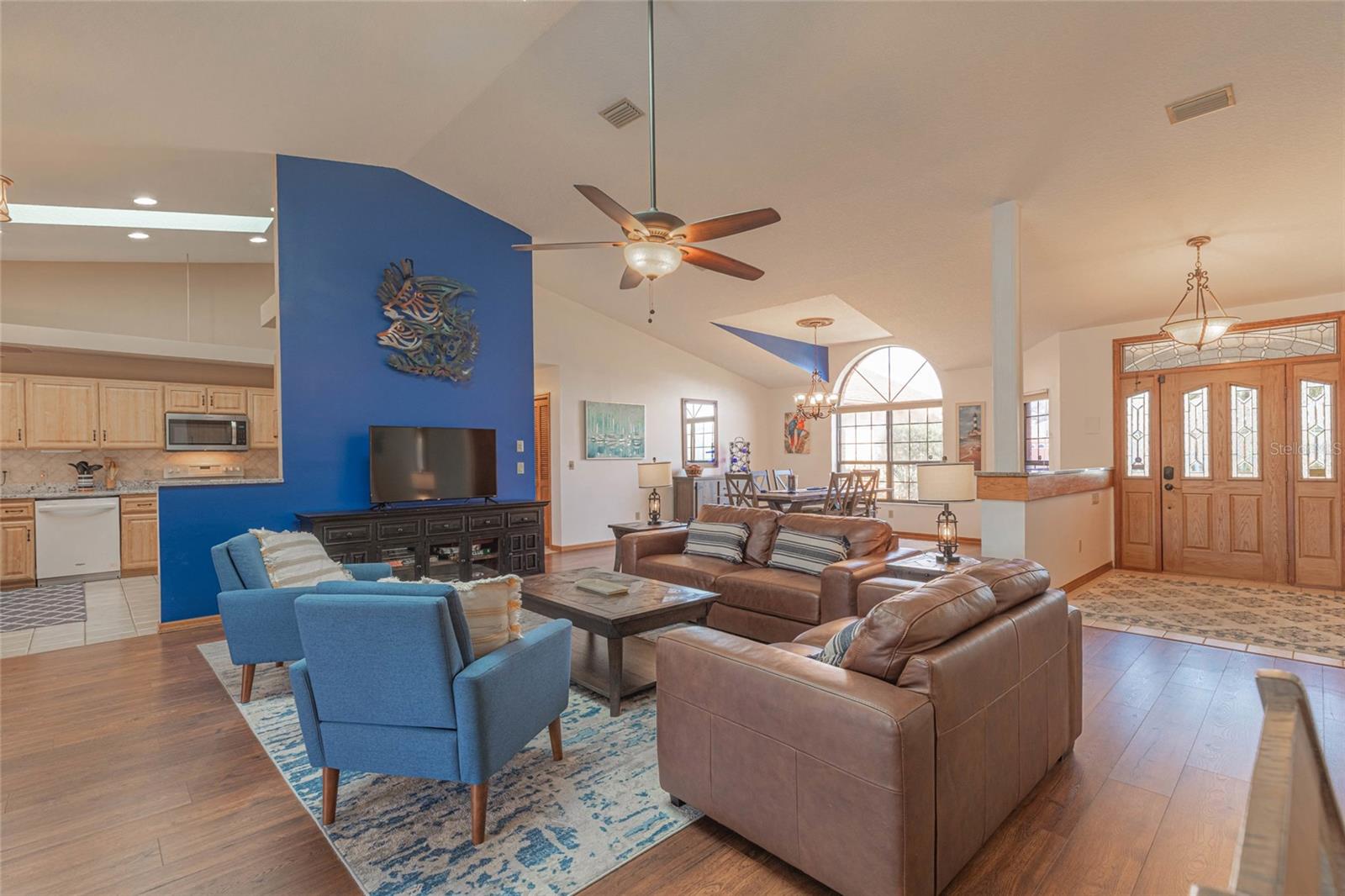 Listing photo id 3 for 27 Cherrytree Court