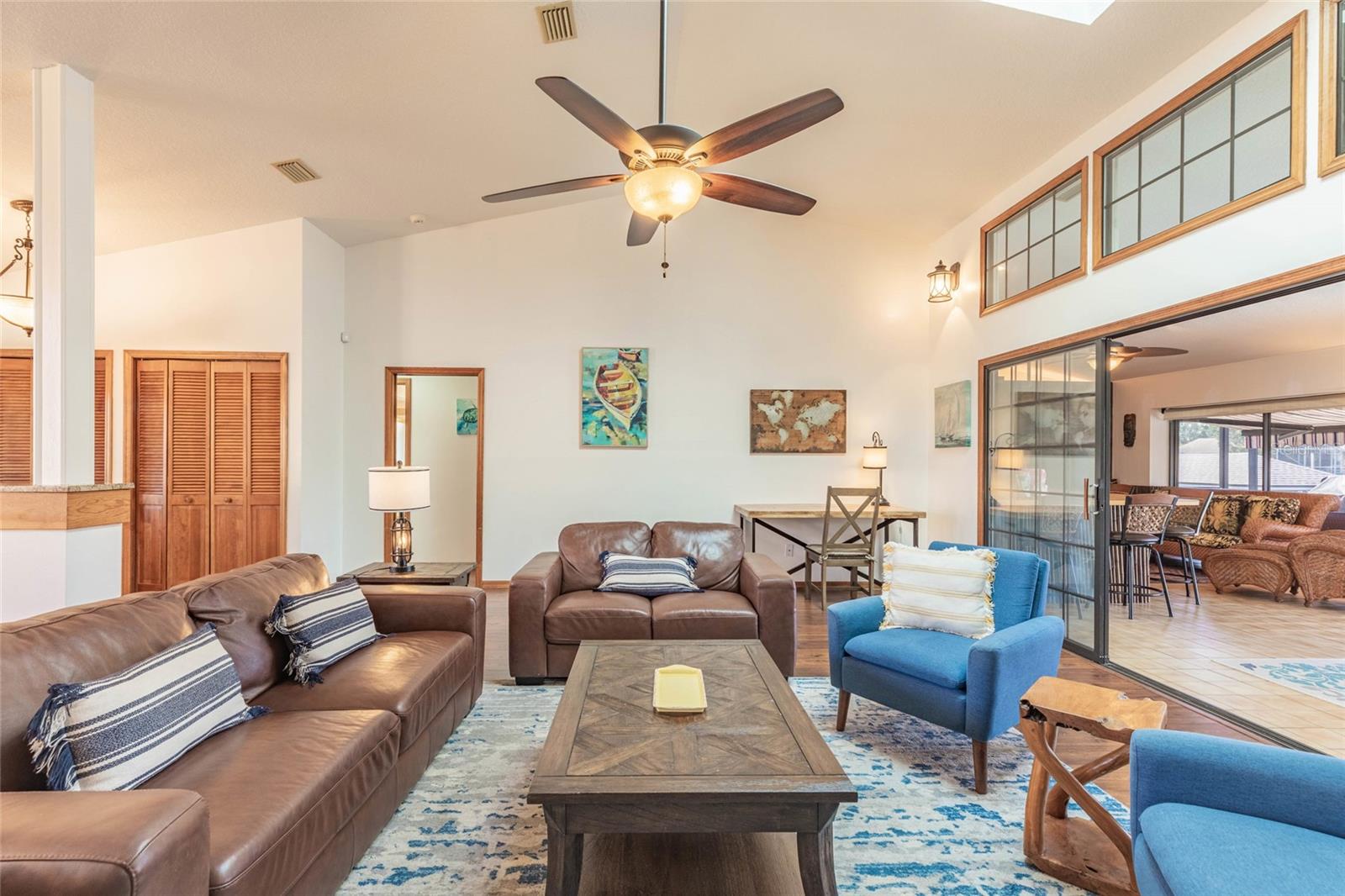 Listing photo id 4 for 27 Cherrytree Court