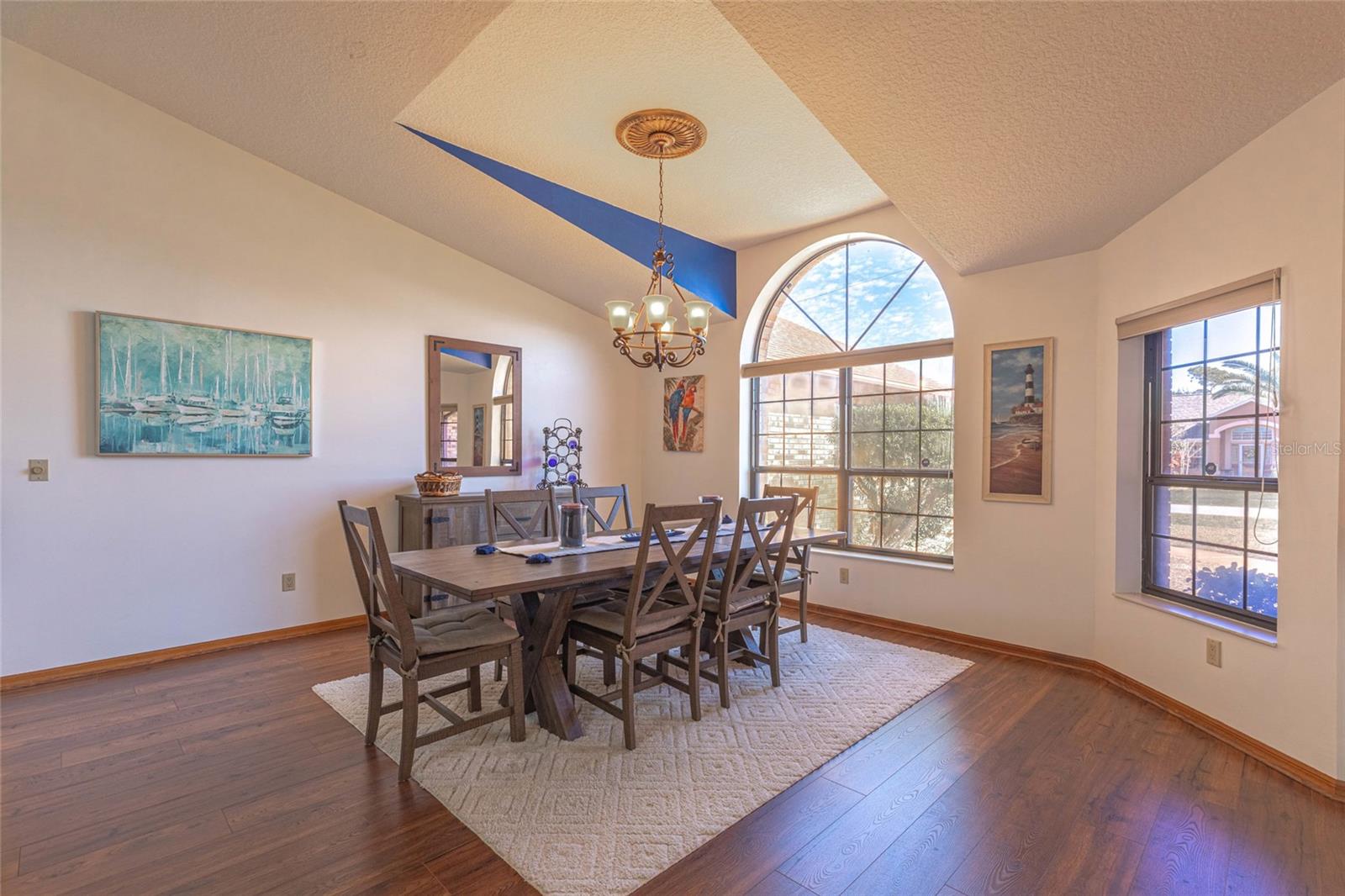 Listing photo id 6 for 27 Cherrytree Court