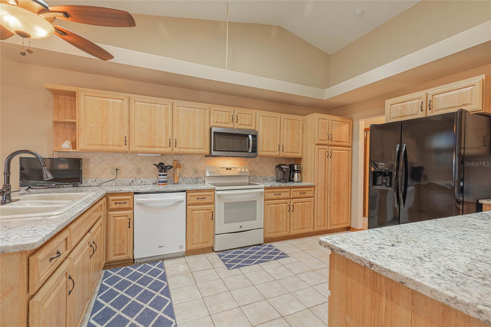 Listing photo id 7 for 27 Cherrytree Court