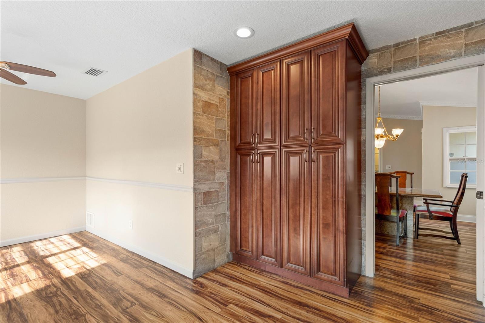 Image 11 of 31 For 2 Claridge Court S