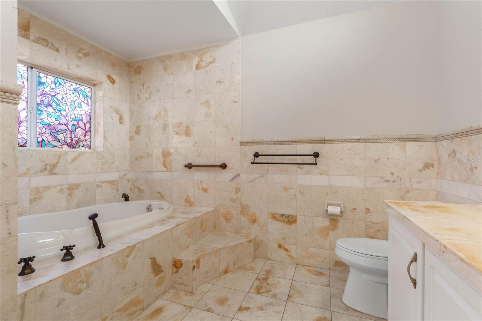 Image 15 of 31 For 2 Claridge Court S