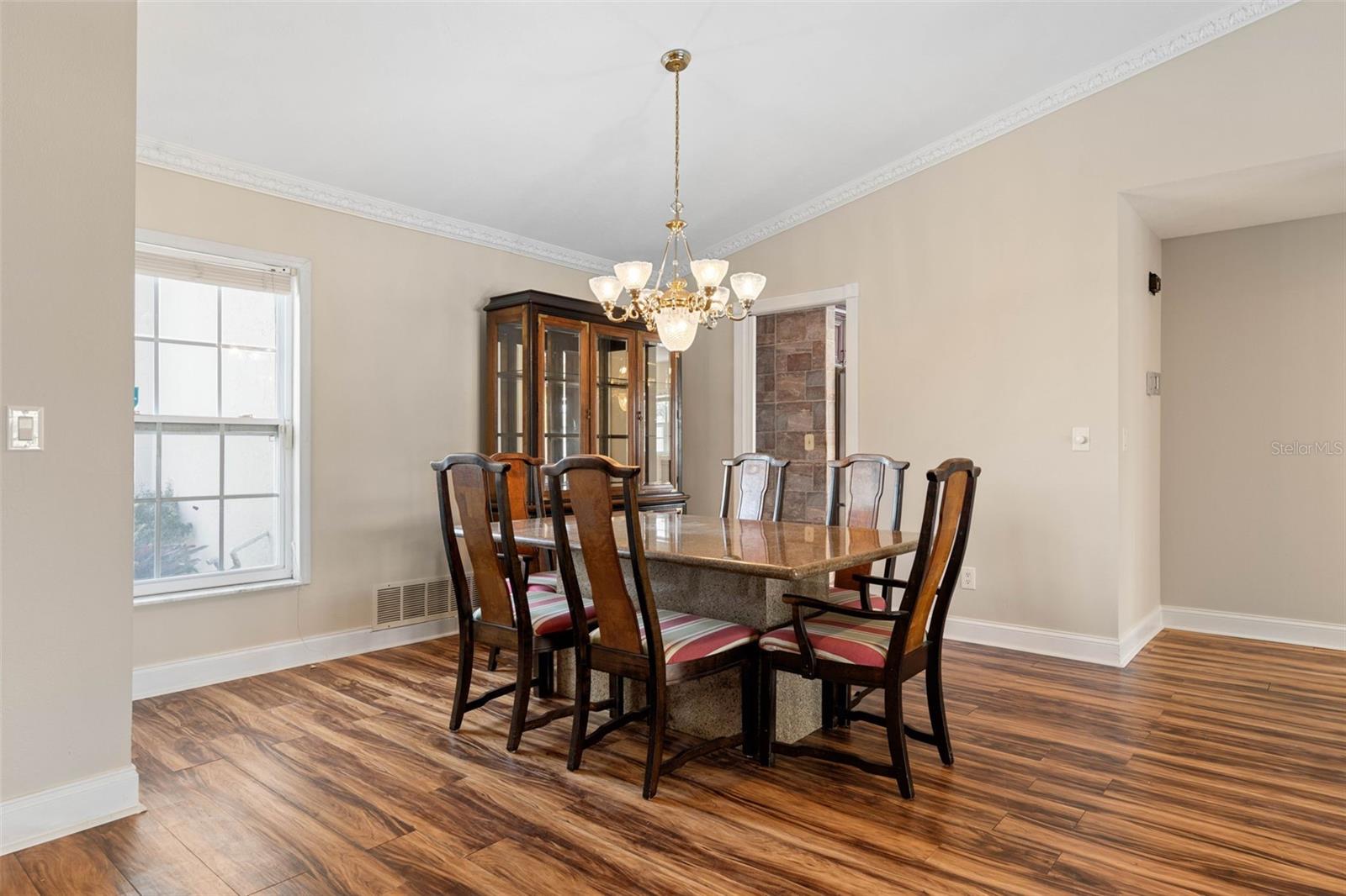 Image 8 of 31 For 2 Claridge Court S