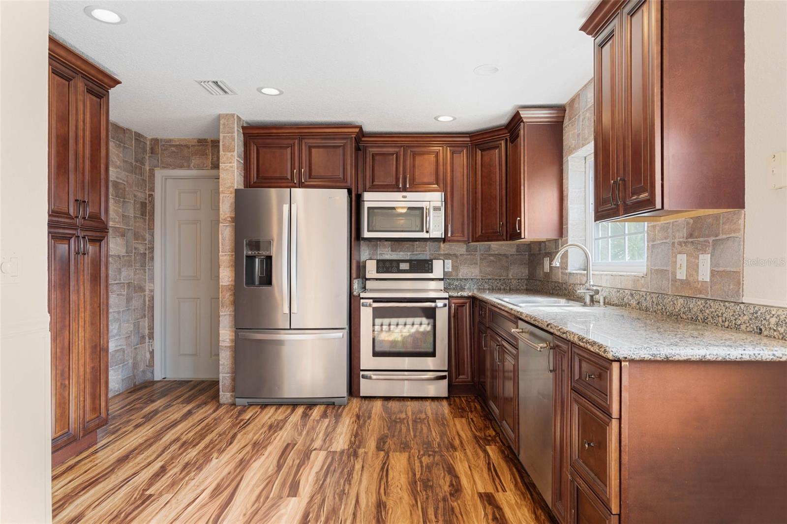 Image 9 of 31 For 2 Claridge Court S