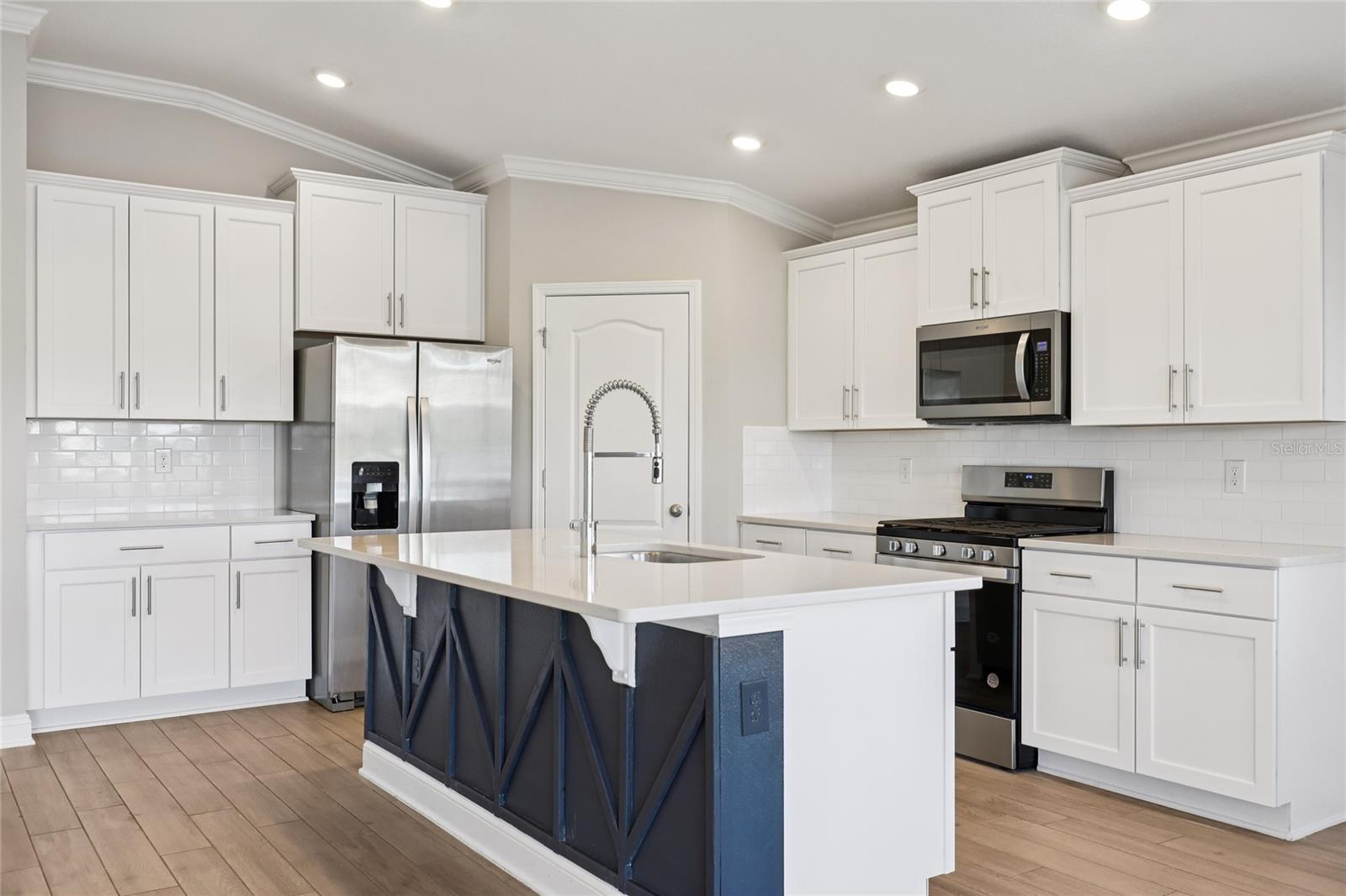 Image 15 of 40 For 610 Narvarez Avenue