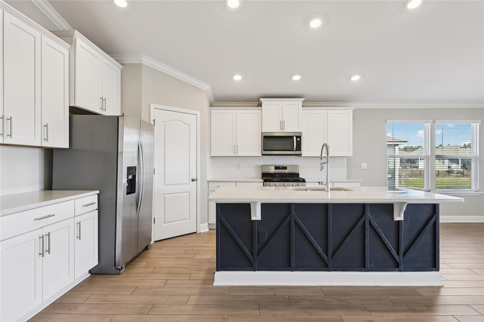 Image 16 of 40 For 610 Narvarez Avenue